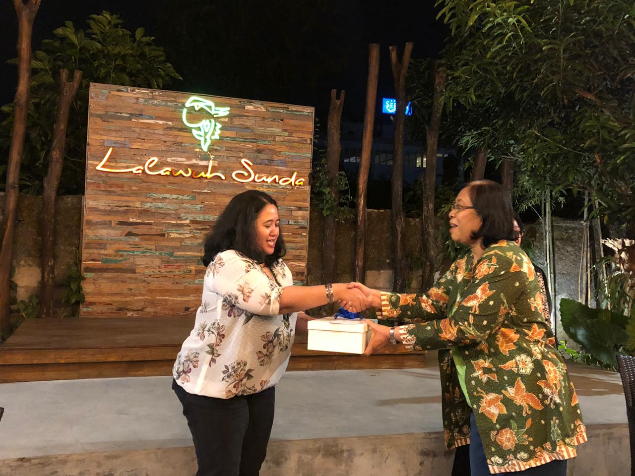Bu Ria handed the present for Bu Tata