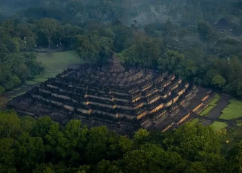 Borobudur-dari-atas